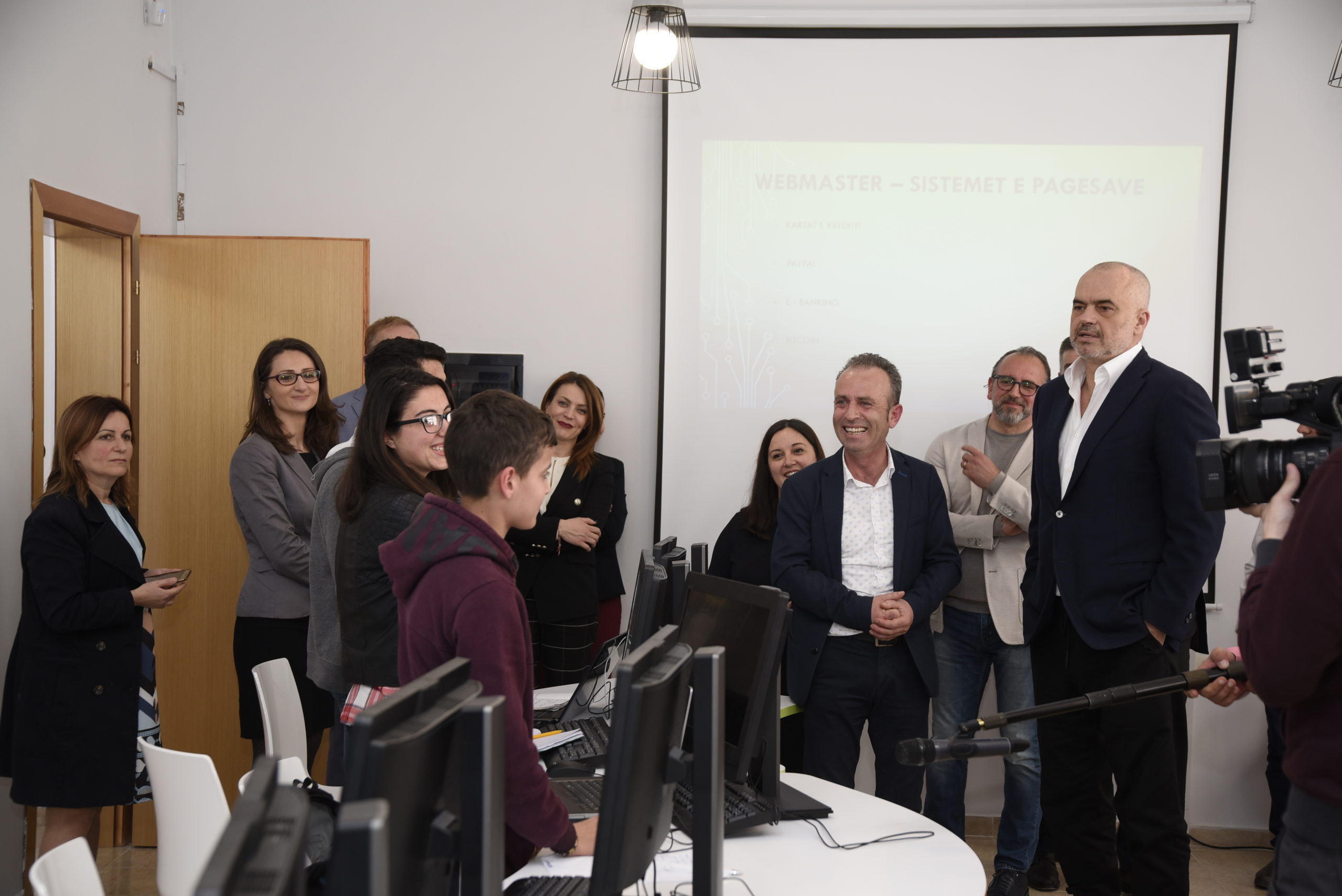 Prime minister Rama visits the most innovative school in Vlora