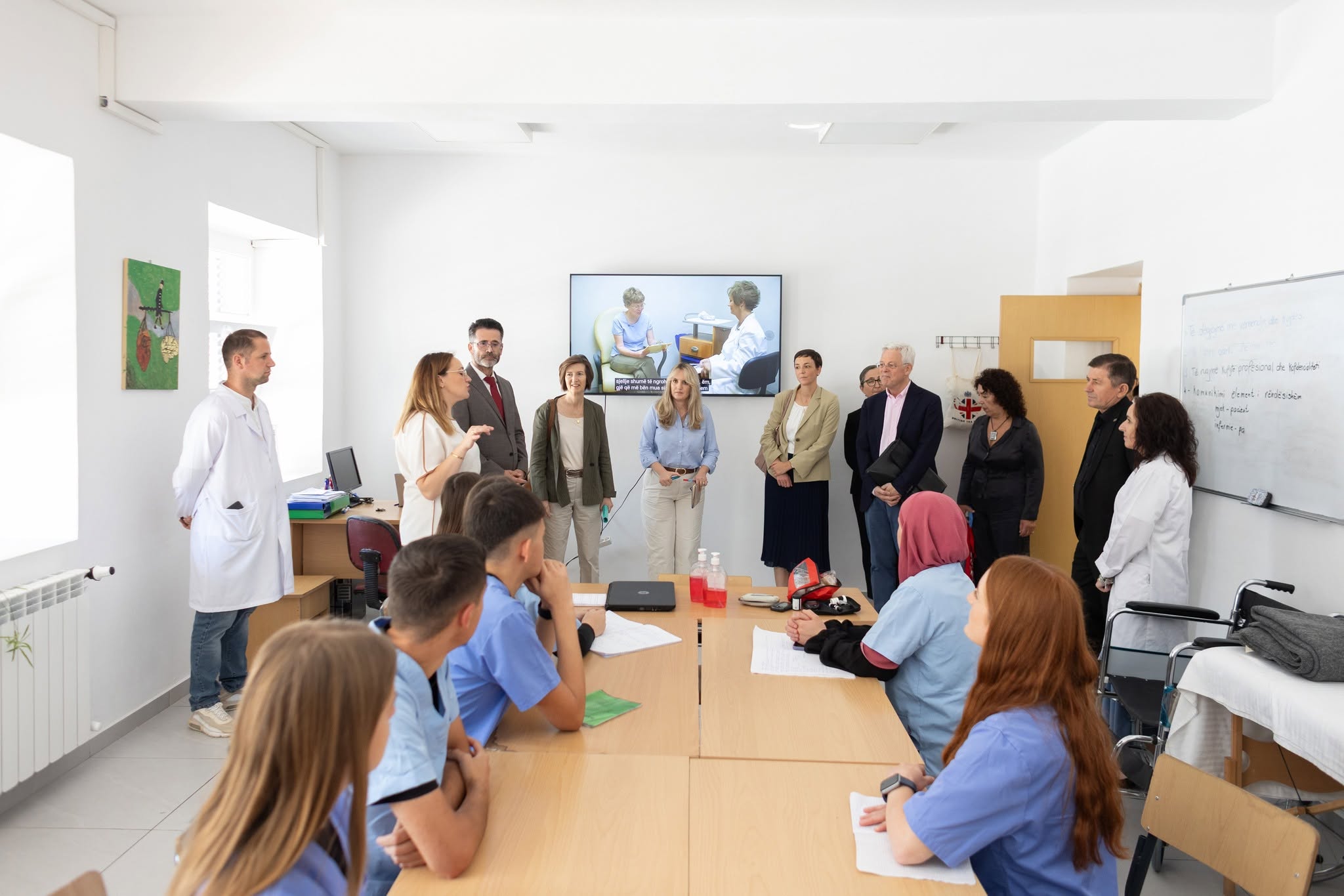 Arsimi Dual në fokus të vizitës së partnerëve ndërkombëtarë në Shkollën “Nazmi Rushiti” - Gallery image 6