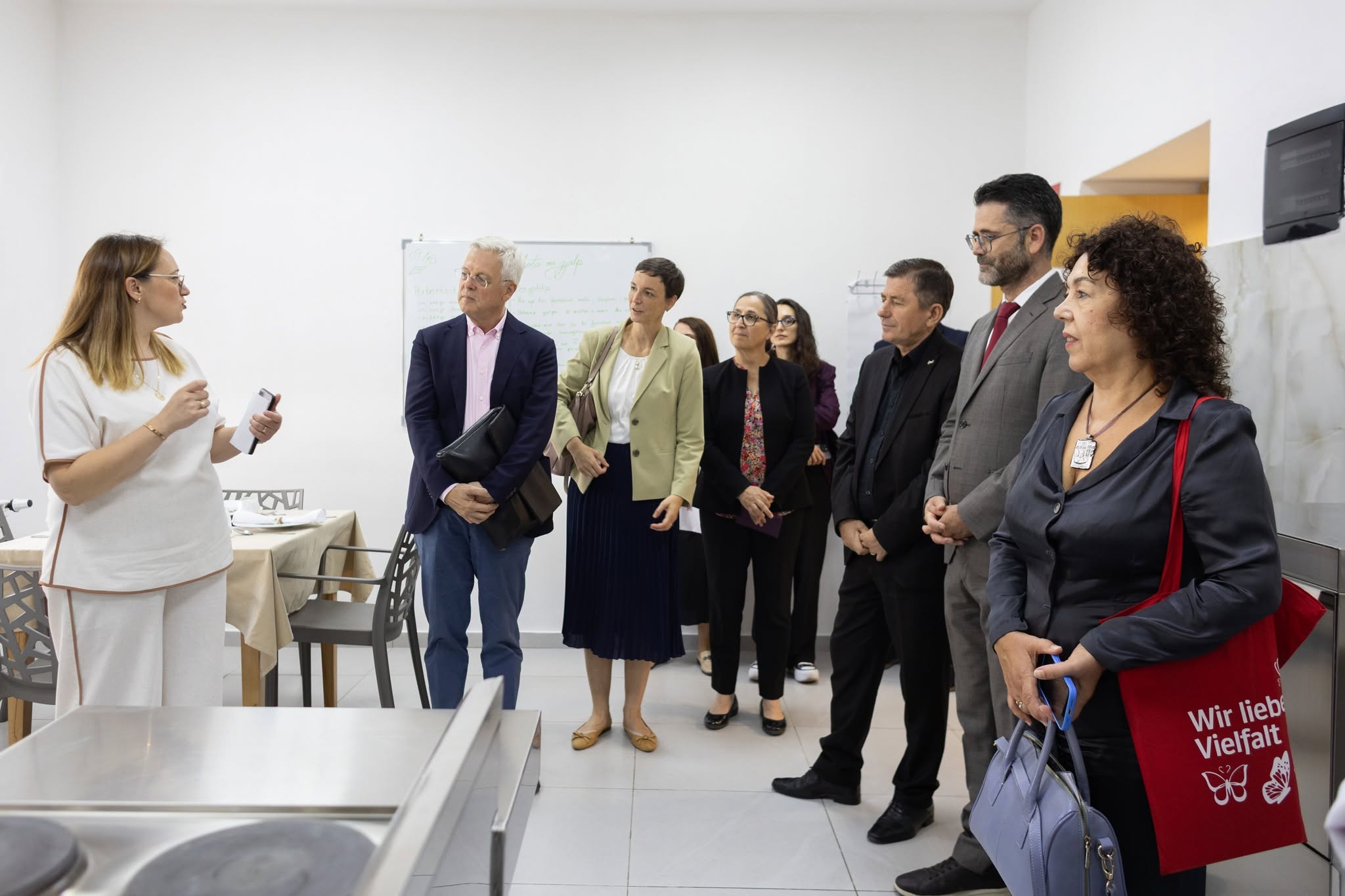 Arsimi Dual në fokus të vizitës së partnerëve ndërkombëtarë në Shkollën “Nazmi Rushiti” - Gallery image 8